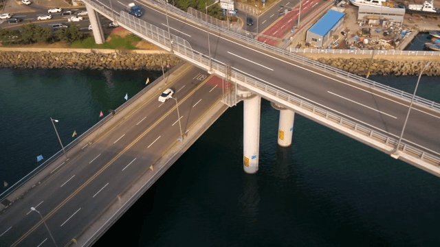 번화한 도시 고속도로의 항공 뷰