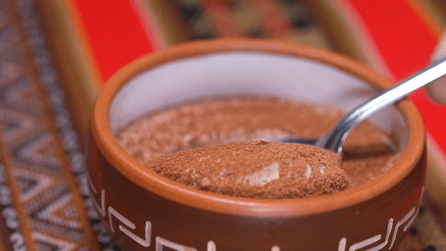 코코아가 뿌려진 크림 디저트 한 숟가락