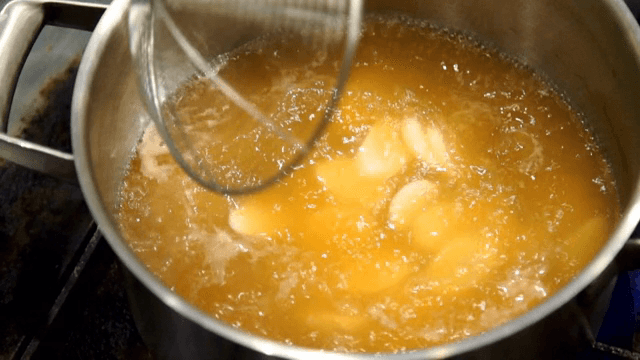 끓는 육수에 떡을 넣는 장면