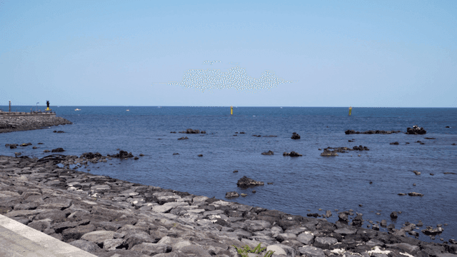 맑은 푸른 바다와 바위 해안선