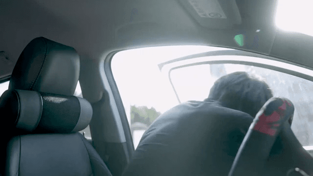 정장을 입은 남자가 차에서 나가는 모습