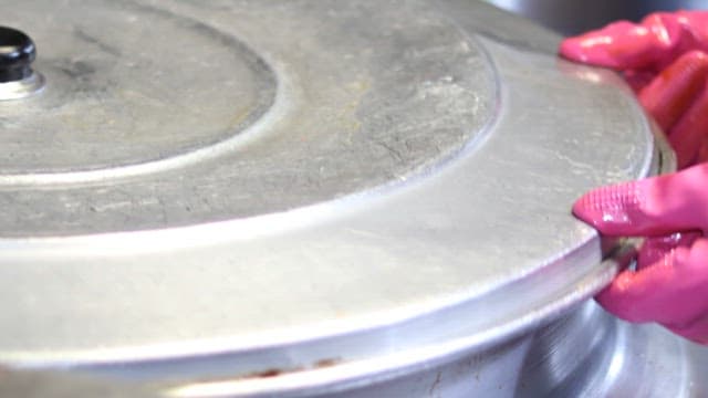 주방의 커다란 냄비에 삶는 족발