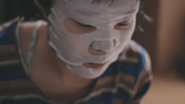 마스크팩을 하다 제거 후 전화를 받는 여성