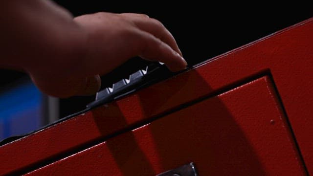 세심하게 키패드를 누르는 손가락