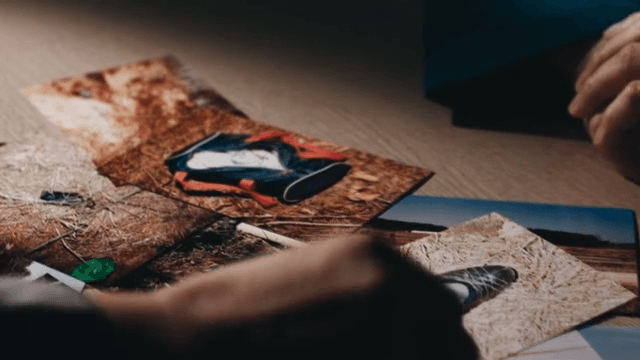 테이블 위에 흩어진 사진들