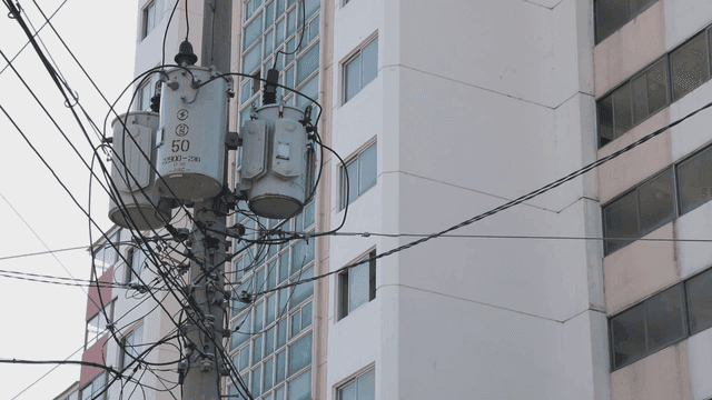 건물 근처의 변압기가 있는 전신주