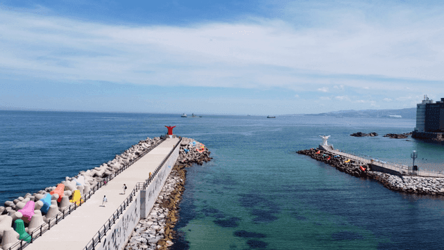 바다로 뻗어가는 알록달록한 방파제