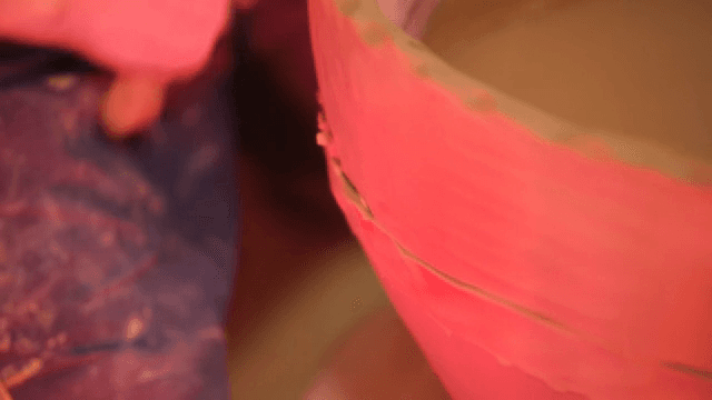 큰 도자기를 손으로 빚는 장인