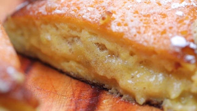 슈가 파우더를 뿌린 고구마 수플레 팬케이크