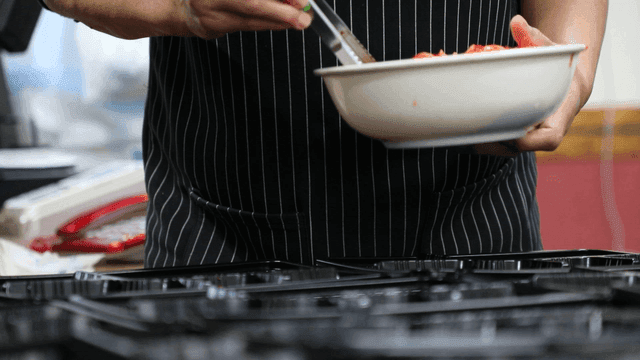 주방에서 조리 도구로 음식 준비