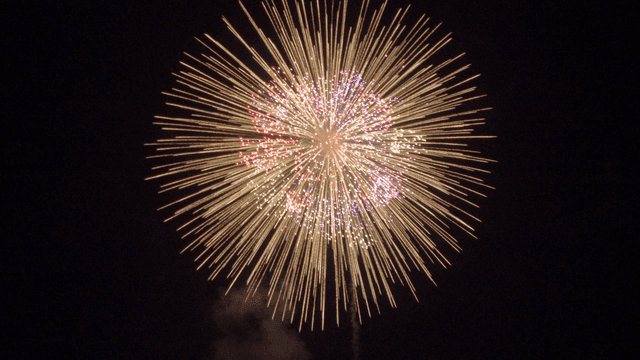 밤하늘을 가로지르는 빛나는 불꽃놀이