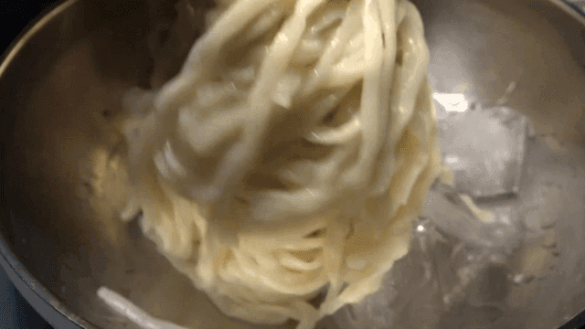 얼음 위로 올려지는 면