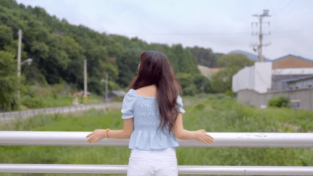 다리에서 경치를 즐기는 여성