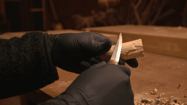 정교하게 나무 조각