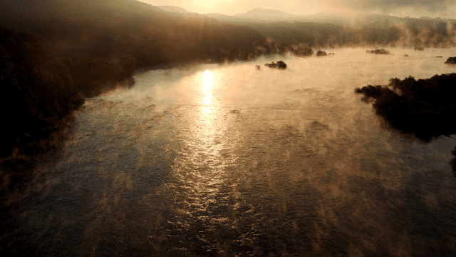 안개 낀 강 위의 일출