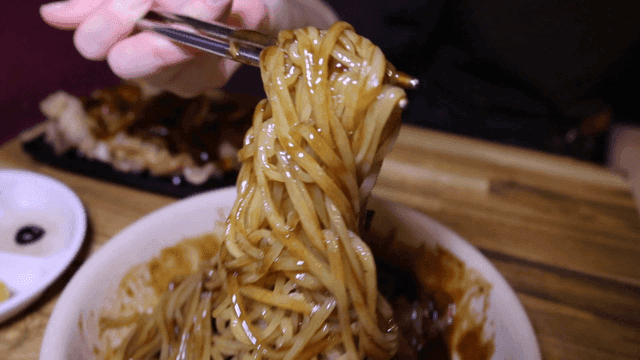 Chopsticks lifting jajangmyeon noodles