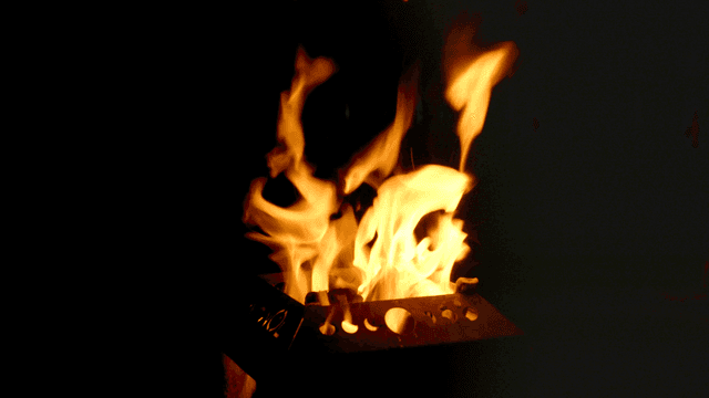 금속 화로에서 치솟는 선명한 불꽃