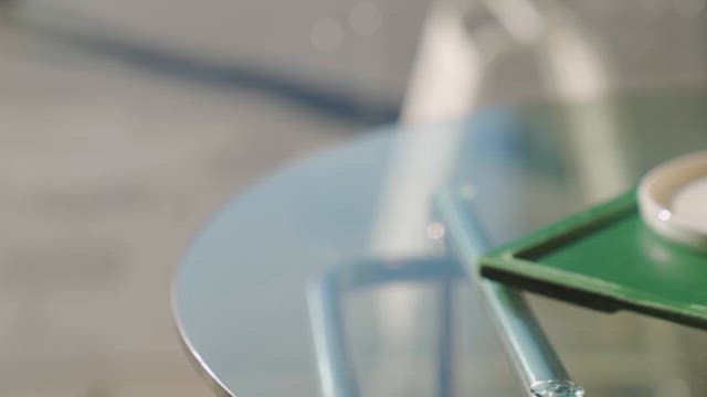 테이블 위 음료수와 디저트의 클로즈업