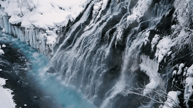 얼음으로 둘러싸인 얼어붙은 폭포