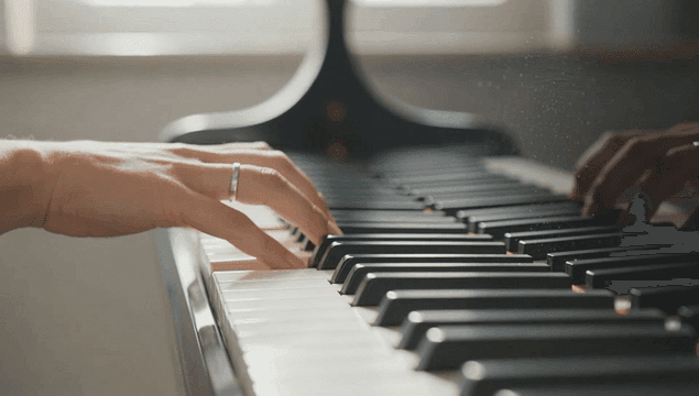 피아노 건반을 우아하게 연주하는 손