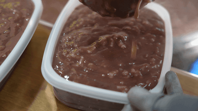 Ladle for pouring red bean porridge into container