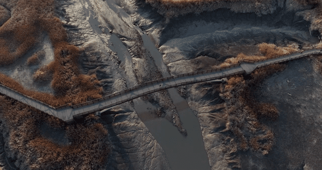 구불구불한 강 위의 나무 다리