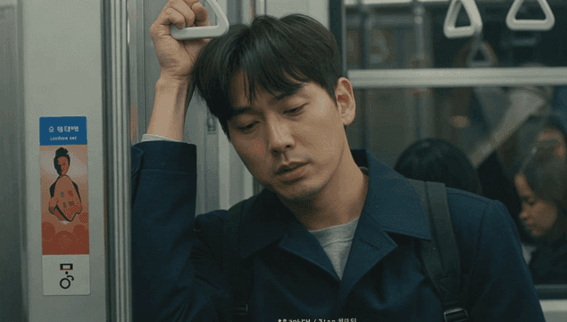 지하철에서 손잡이를 잡고 잠든 남자