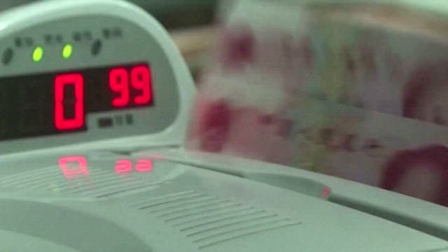 은행의 지폐계수기로 세는 중국 위안화