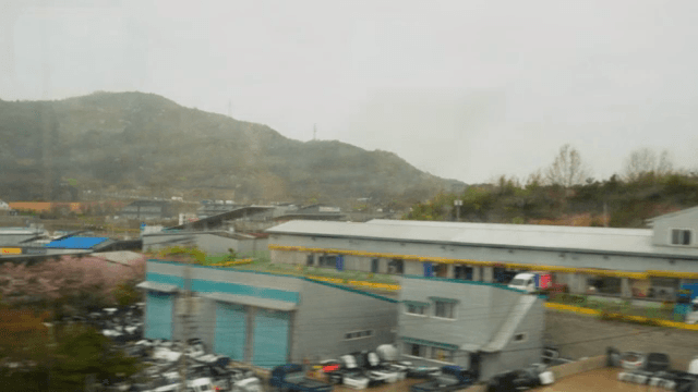 기차를 달리며 본 산업 건물이 있는 작은 마을