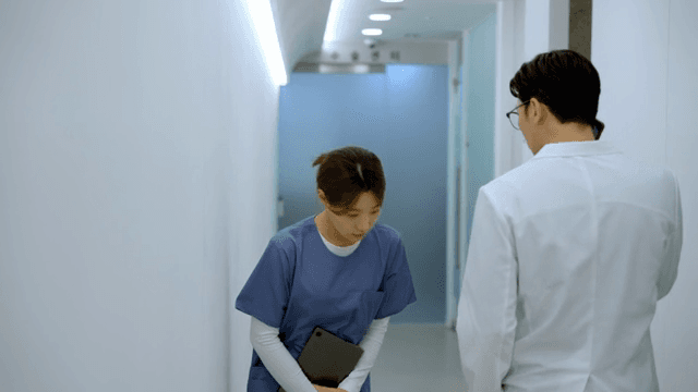 복도에서 인사하는 간호사와 의사