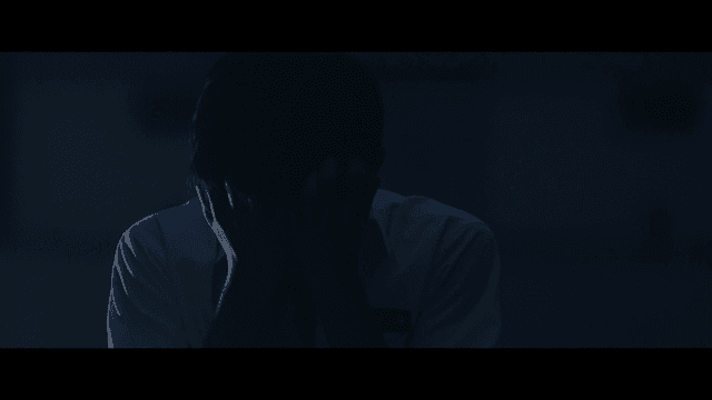 어두운 곳에서 좌절하는 학생