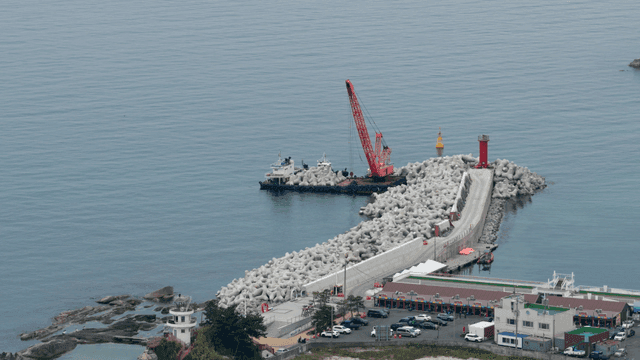 등대와 크레인이 있는 해변