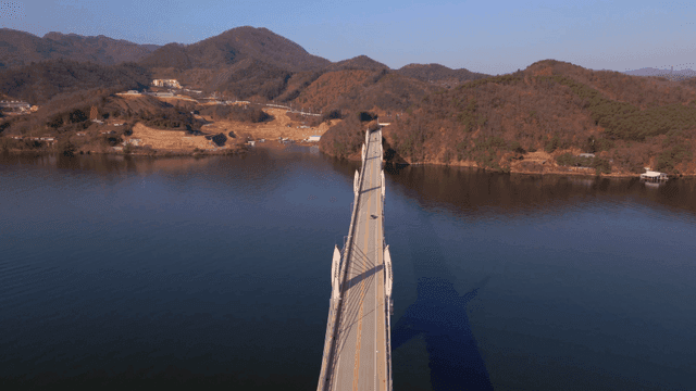 산과 강 위의 다리