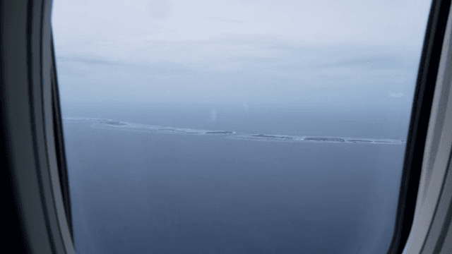 비행기 창문에서 본 섬의 풍경