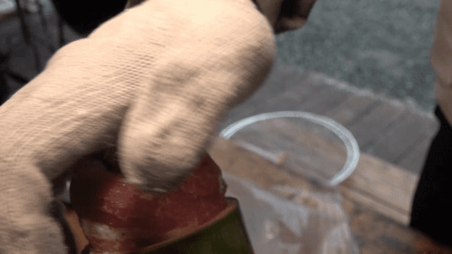 삼겹살로 감싼 옥수수를 대나무에 넣는 손