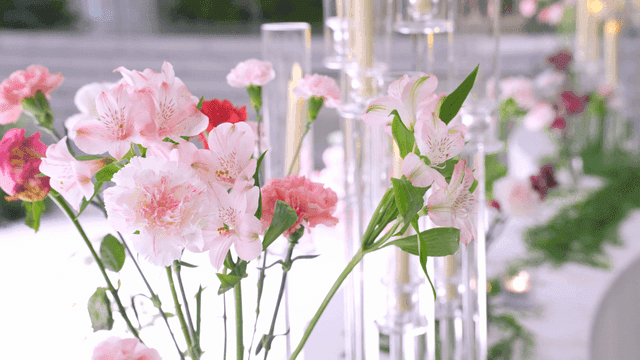 촛불과 함께한 우아한 분홍 꽃