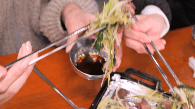 Charcoal-grilled green onion bulgogi on hot iron plate