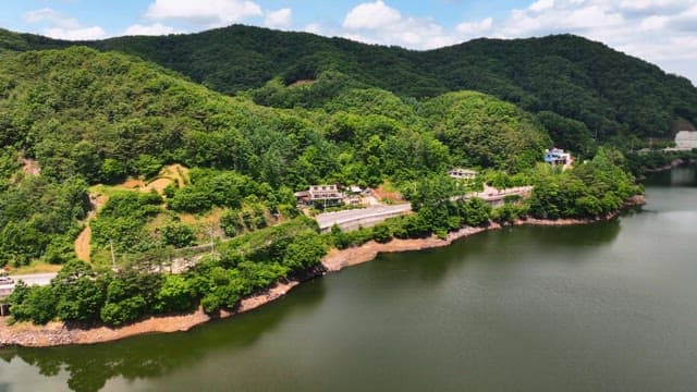 푸른 산과 고요한 강