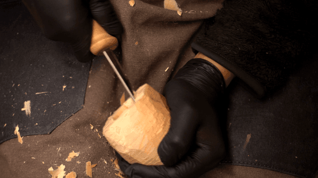 정교하게 나무를 조각하는 모습