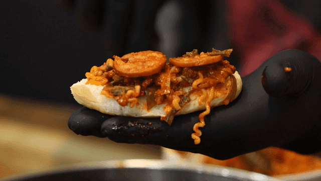 매콤한 부대찌개가 올라간 한국식 빵