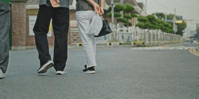 조용한 거리 위를 걷는 사람들
