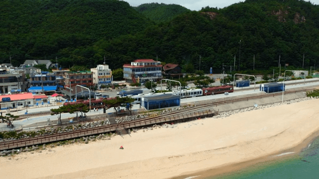 기차 선로와 해변이 있는 해안 마을