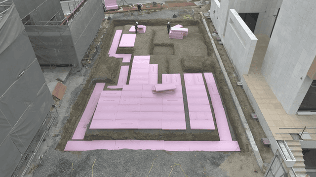 핑크색 단열재가 있는 건설 현장