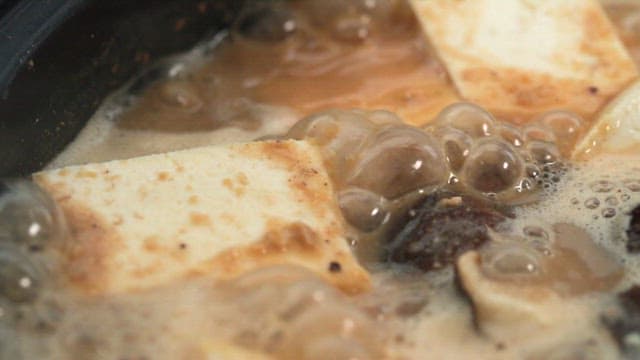 끓고 있는 다양한 채소와 두부가 푸짐히 들어간 청국장