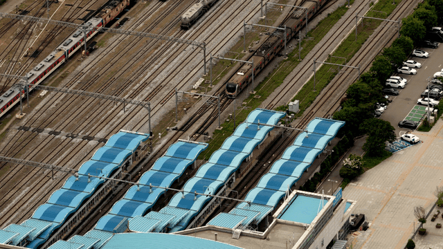 분주한 기차역의 항공 뷰