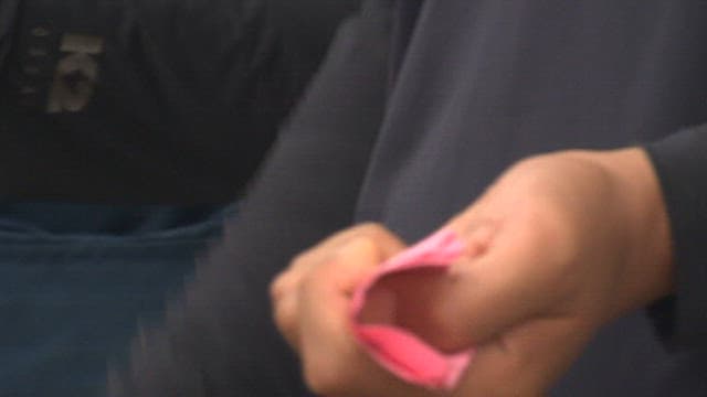 수산시장 경매장에서 거래하는 사람들의 손