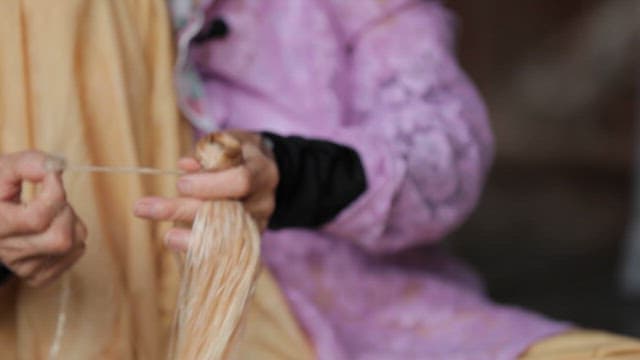 전통 삼베 직물을 수작업으로 직조하는 과정