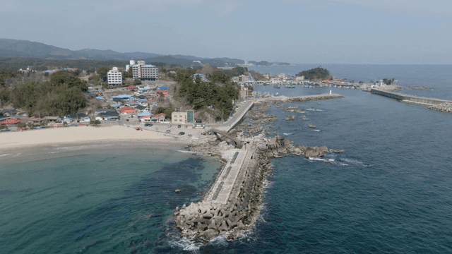 해변과 부두가 있는 해안 마을