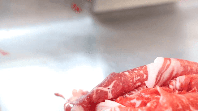 기계로 얇게 썰린 생 고기