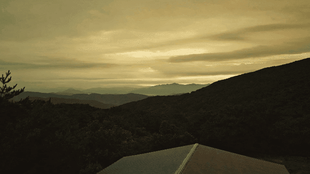 일몰의 산 풍경